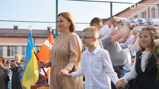 Квіти, дзвоники і діти: як у Луцькому ліцеї №9 відзначили 1 вересня (фото)