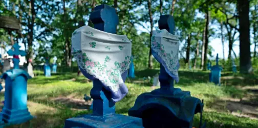 Унікальна сакральна традиція: чому на цвинтарях Полісся на хрести в'яжуть хустки (фото)