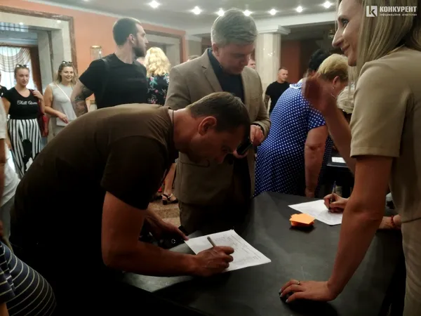 Що запитували лучани на громадських слуханнях по смороду (фото)