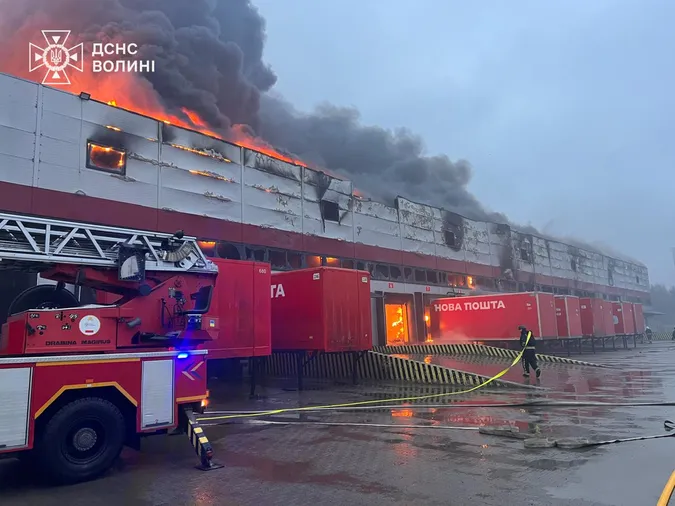 У Луцьку загасили величезні пожежі після прильотів: як це було (фото)