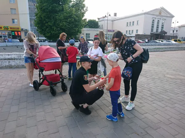 Флікери, цукерки, вікторина: у центрі Луцька пішоходів вчать безпеки (фото)