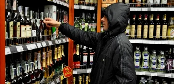 Волинянин на очах продавця поцупив з магазину алкоголь
