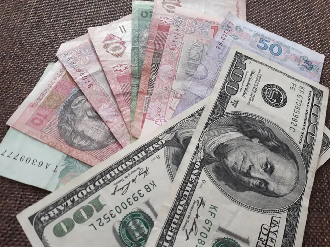 Долар і євро продовжують падати: курс валют у Луцьку на п’ятницю, 3 квітня