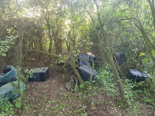 На Волині на березі Бугу знайшли сигарети та човен (фото)