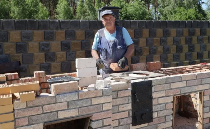 Секрет теплих осель: як житель Маневичів став одним із найкращих пічників Волині (фото)