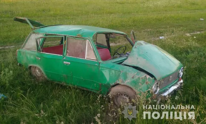 ДТП з потерпілими: на Волині ВАЗ злетів у кювет і перекинувся (фото)