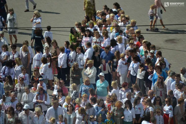 У центрі Луцька відбувся вишитий флешмоб до Дня Незалежності (фото)
