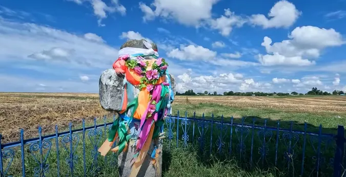 Росте з-під землі: на Волині кам'яний хрест збільшується у розмірах (фото)