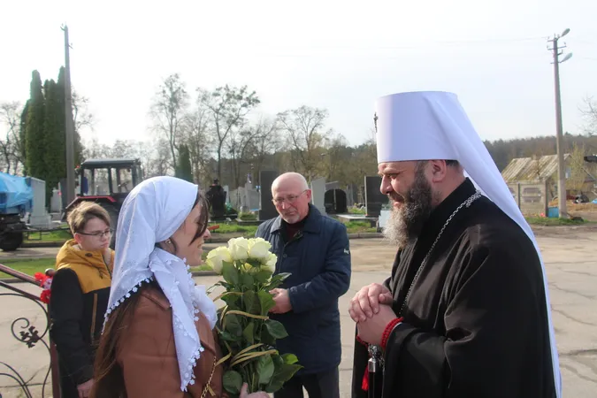 У Луцькій цвинтарній церкві освятили нові розписи (фото)
