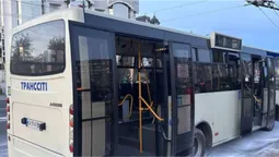У Луцьку пасажир вщент розніс заднє скло маршрутки: люди їхали на крижаному протязі (відео)