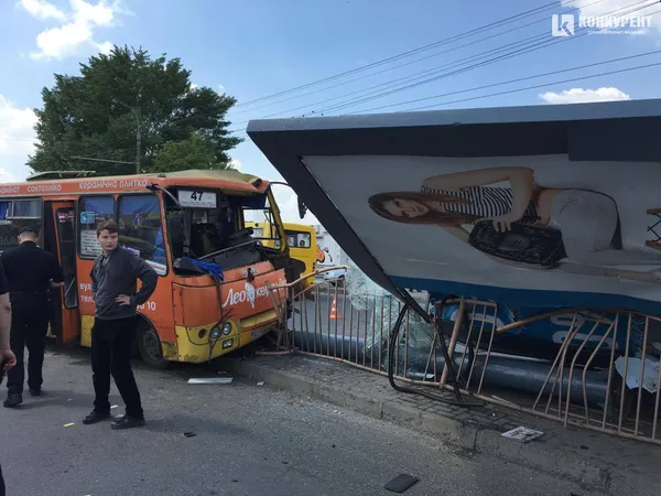 У Луцьку біля Там Таму маршрутка в'їхала в білборд (фото, відео)