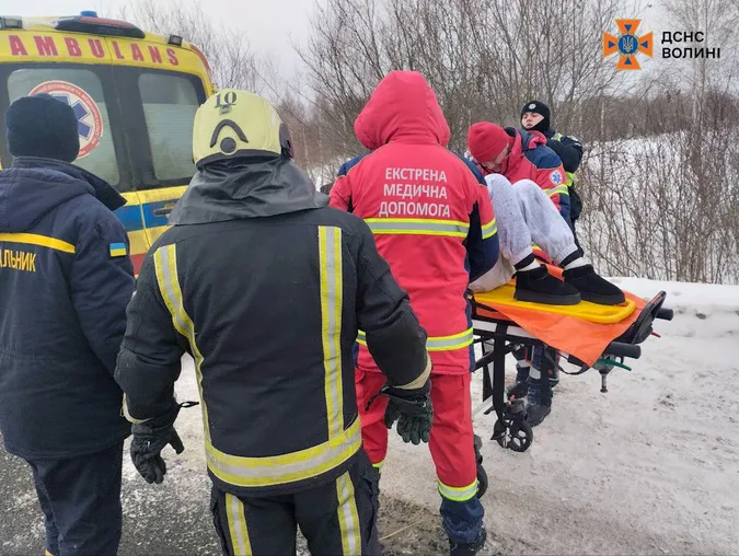 На Ковельщині легковик злетів у кювет: є постраждалі (фото)