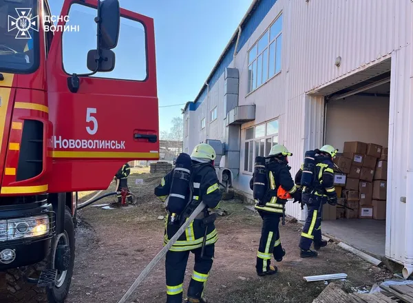 Хмара диму на складі та «потерпілий»: що сталося на волинському підприємстві (фото)