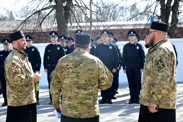 Нові патрульні поліцейські розповіли, як треба себе поводити на Пасху (фото)