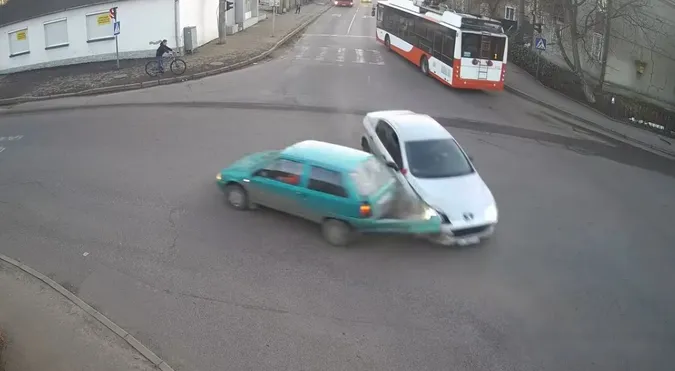 Від удару відірвало бампер: у Луцьку на перехресті влупилися Citroen і Peugeot (відео)