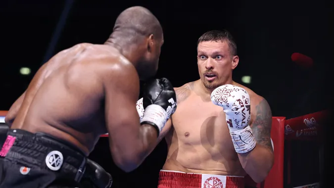 Усик нокаутував Дюбуа і вдруге став абсолютним чемпіоном світу в суперважкій вазі