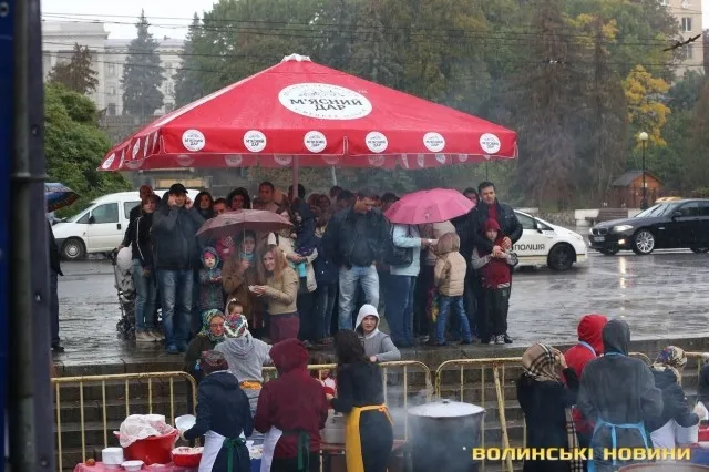 На луцькому «Фестивалі національної кухні» смакували борщ та вареники (фото)