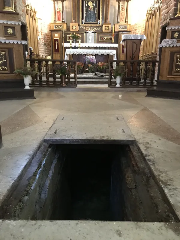 Волинські археологи виявили затоплені підземелля під костелом у Любомлі (фото)