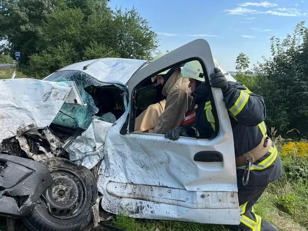 Розтрощене авто і заблокований водій: у Нововолинську зіткнулися бус і легковик (фото)
