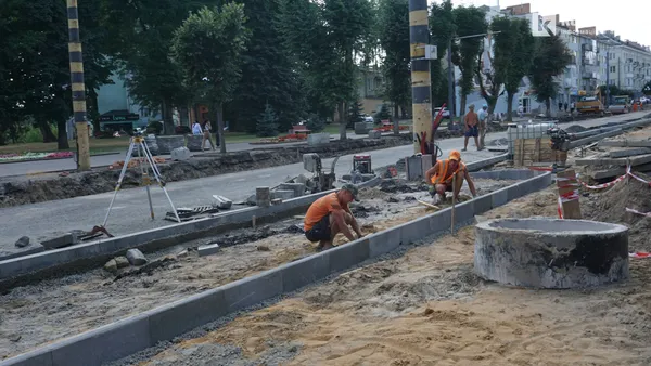 Встановлюють нові бордюри: що коїться на проспекті Волі у Луцьку (фото)