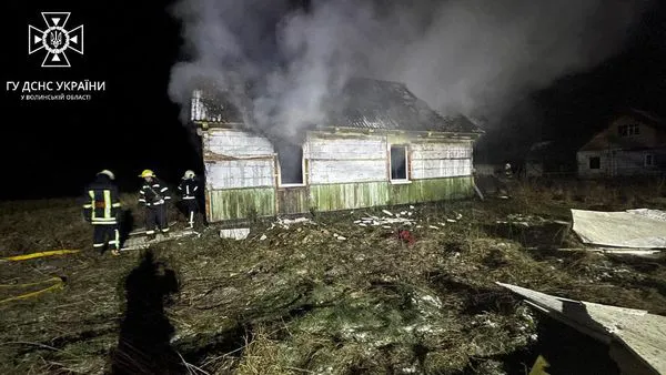 На Ківерцівщині горів будинок: під час гасіння виявили тіло чоловіка (фото, відео)