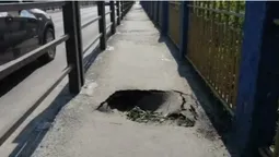 У Луцьку на мості утворилося провалля (відео)