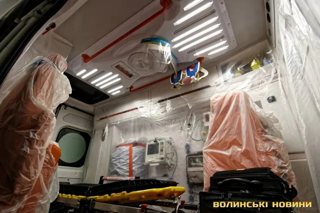 «Інколи немає часу випити чай» – як на Волині працюють ковідні медичні бригади (фото)