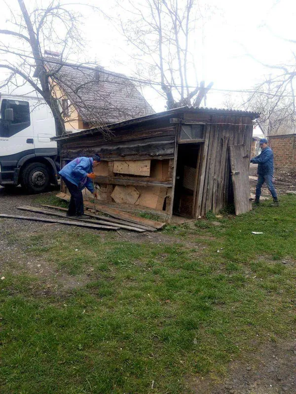 На двох луцьких вулицях знесли дерев'яні сараї (фото)