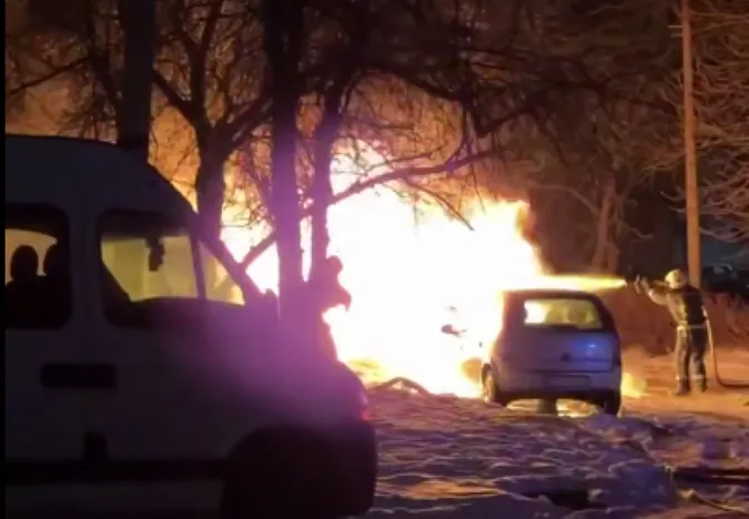 У Луцьку на Відродження спалахнула вантажівка – вогонь перекинувся на ще одне авто (фото, відео)