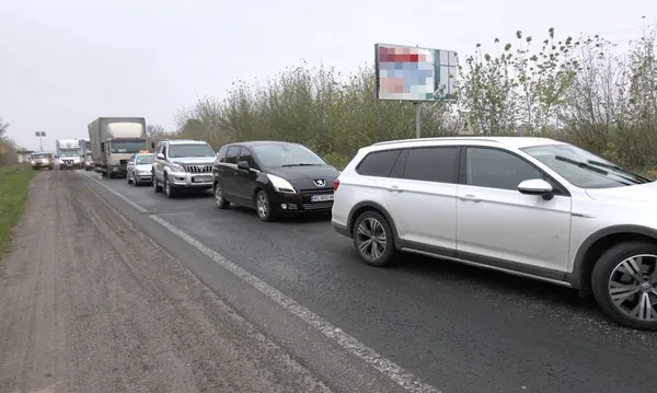 Затор на в’їзді до Луцька зі сторони автодороги на Львів