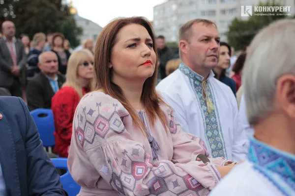 Квіти і класична музика: у центрі Луцька почали святкування Дня міста (фото)