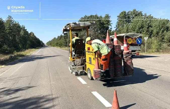 Взялися за вибоїни, мости, розмітку та узбіччя: на Волині ремонтують дороги (фото)