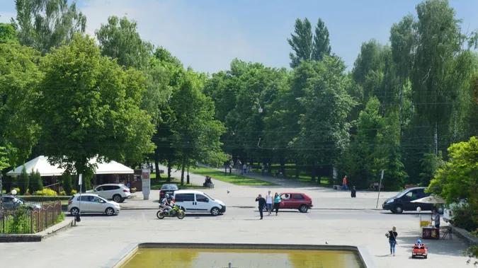 Підприємці у центральному парку Луцька просять збільшити їм вартість розміщення закладів