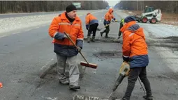 На Волині проводять аварійні роботи з ліквідації вибоїн на дорогах (фото)