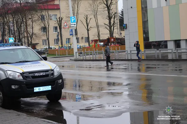 Патрульні навчали лучан правильно переходити дорогу (фото)
