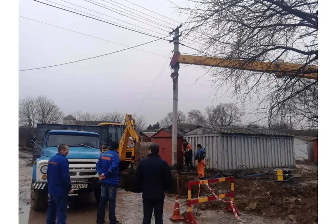 Порив на водогоні: у Луцьку через розмивання ґрунту мало не впала електроопора (фото, відео)