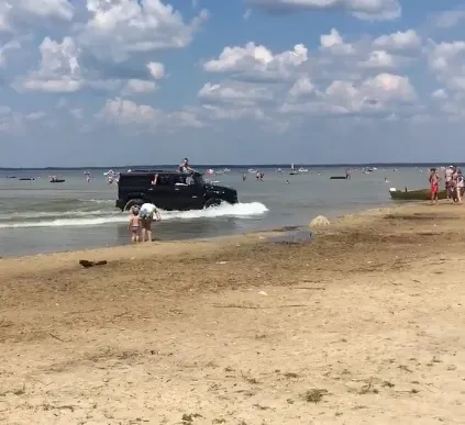Витівки мажорів: у Світязі озером промчався Hummer (відео) 