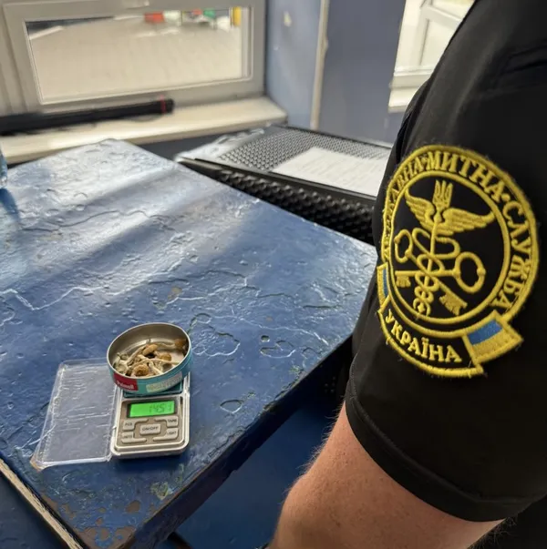 В «Ягодині» у пасажирки автобуса знайшли банку з галюциногенними грибами (фото)
