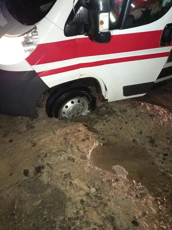 Біля Нововолинська в багнюці застрягла «швидка», яка їхала на виклик