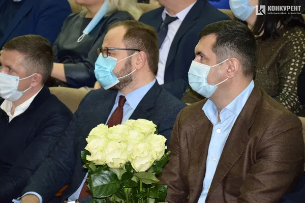 Море квітів та подяка Савчуку: як Ірина Вахович очолила Луцький НТУ (фоторепортаж)