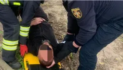 У Боратині з 2-метрової ями витягнули чоловіка (фото)
