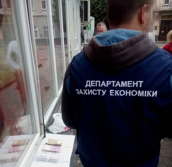 У Луцьку слідчого та експерта-криміналіста затримали на хабарі (фото)