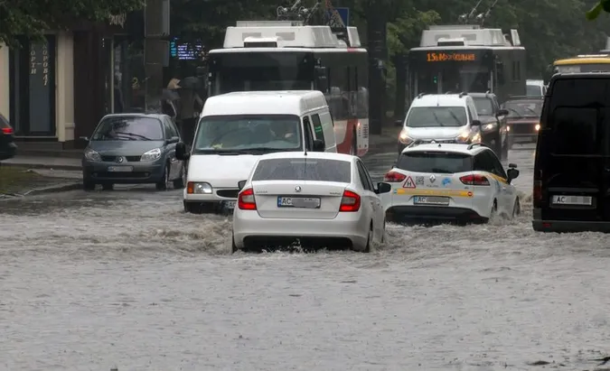 Вулиці Луцька знову під водою: комунальники пояснили, чому підтоплює одні й ті ж ділянки (фото)