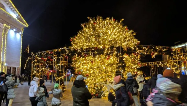 У центрі Маріуполя впала новорічна ялинка (відео)