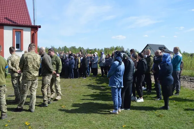 У рідному селі навколішки зустріли загиблого волинського захисника (фото)