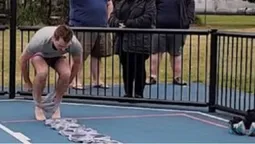 Чоловік найшвидше у світі одягнув 10 пар трусів (відео)