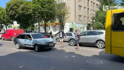 На Перемоги в Луцьку авто гепнулось в маршрутку, є затор (фото, відео)