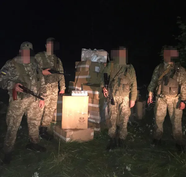 30 ящиків сигарет: луцькі прикордонники викрили контрабандистів (фото)