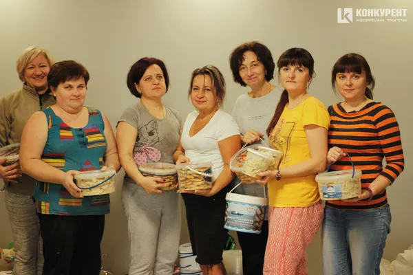 Люди, які роблять нашу перемогу: луцька перукарка Галина готує вареники на передову