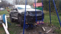 П'яний поліцейський протаранив три автівки та влетів у дитячий майданчик (фото, відео)